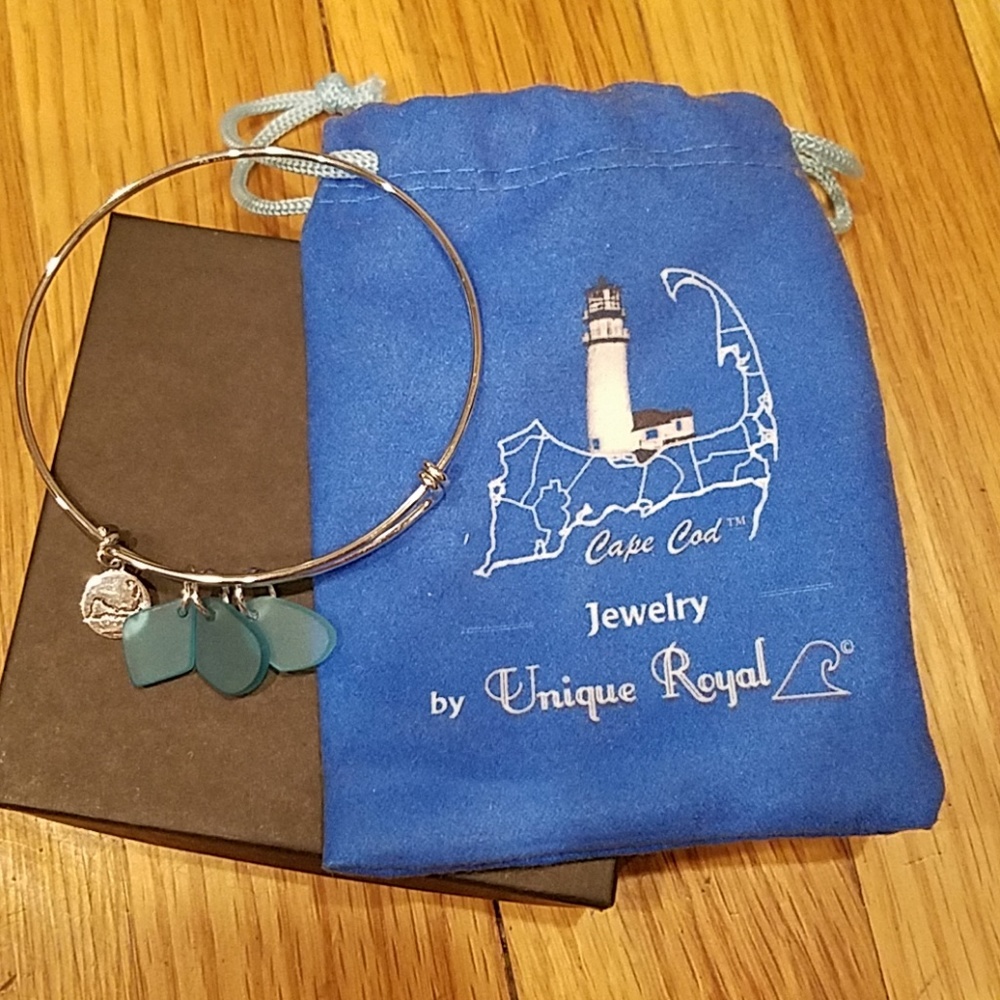 ⏬ on Cape cod bangle